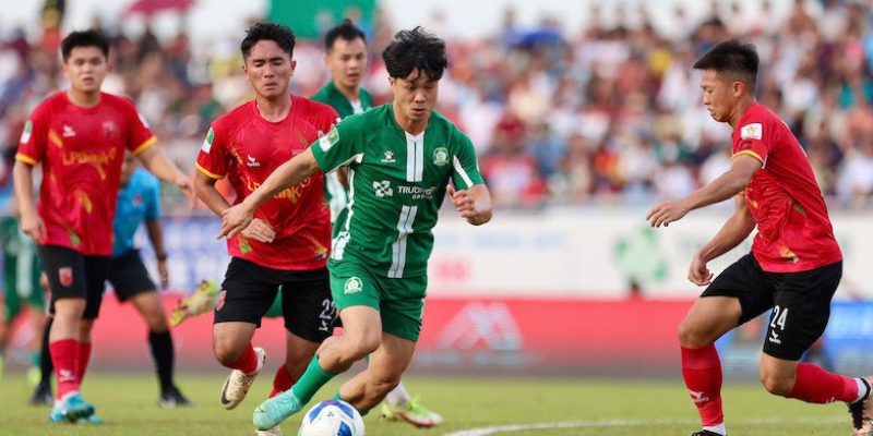 Bầu không khí sôi động trên sân Bình Phước