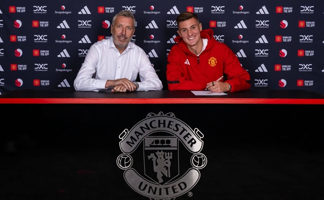 Manchester United đã hoàn tất bản hợp đồng bom tấn với Benjamin Sesko 