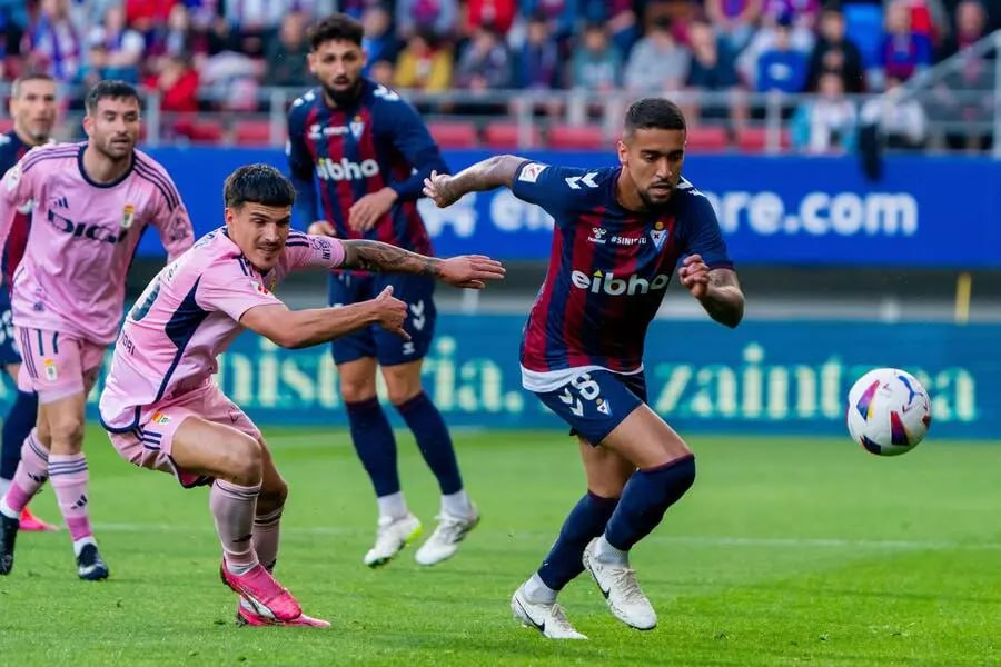 Eibar nổi tiếng với lối chơi giàu tốc độ ở 2 biên