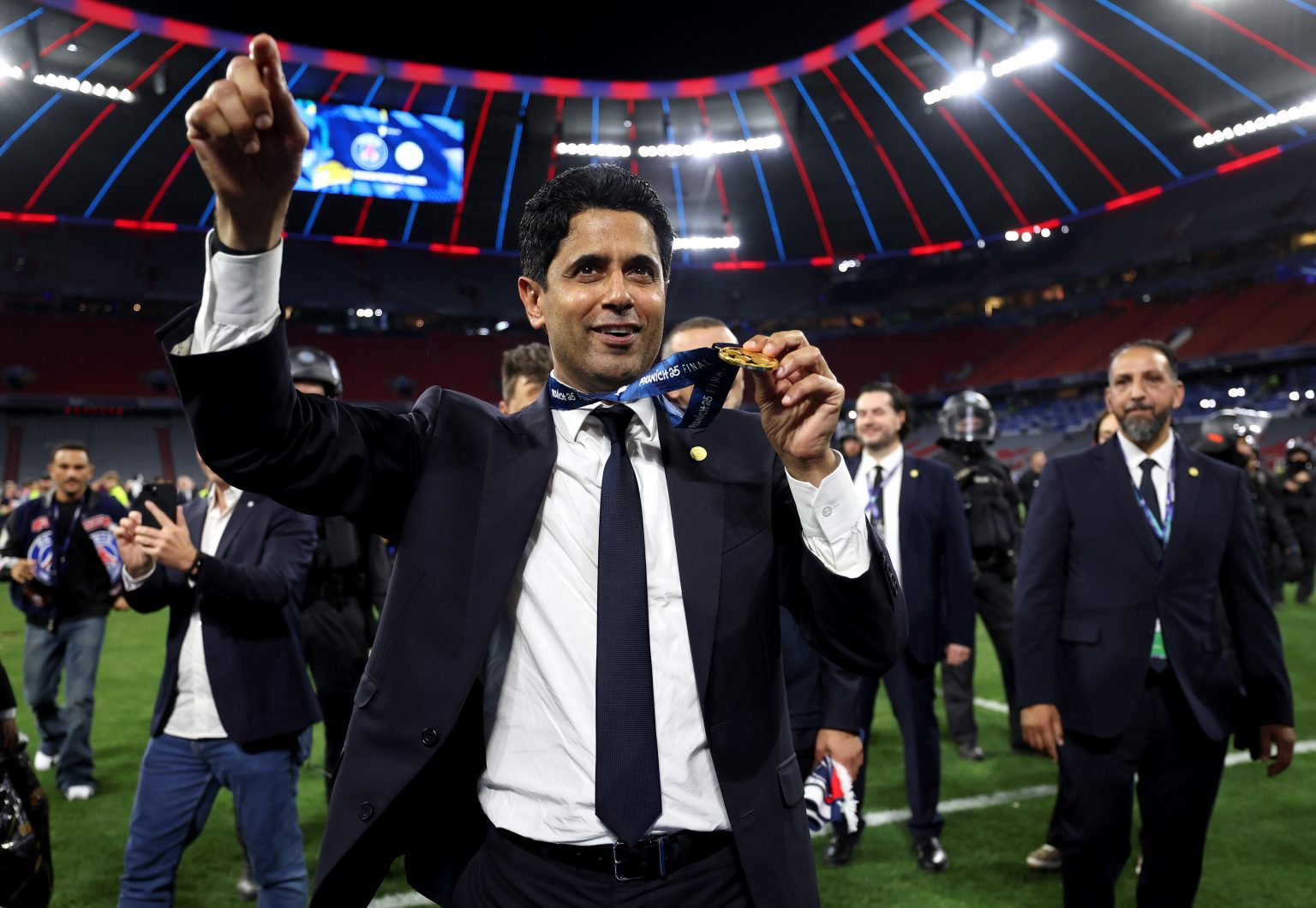 Chủ tịch PSG Nasser Al-Khelaifi phản ứng trước cuộc chạm trán với Barcelona ở Champions League