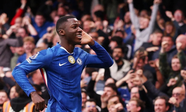 Từ một tân binh bị soi xét từng bước, anh nhanh chóng trở thành trung tâm của lối chơi Chelsea