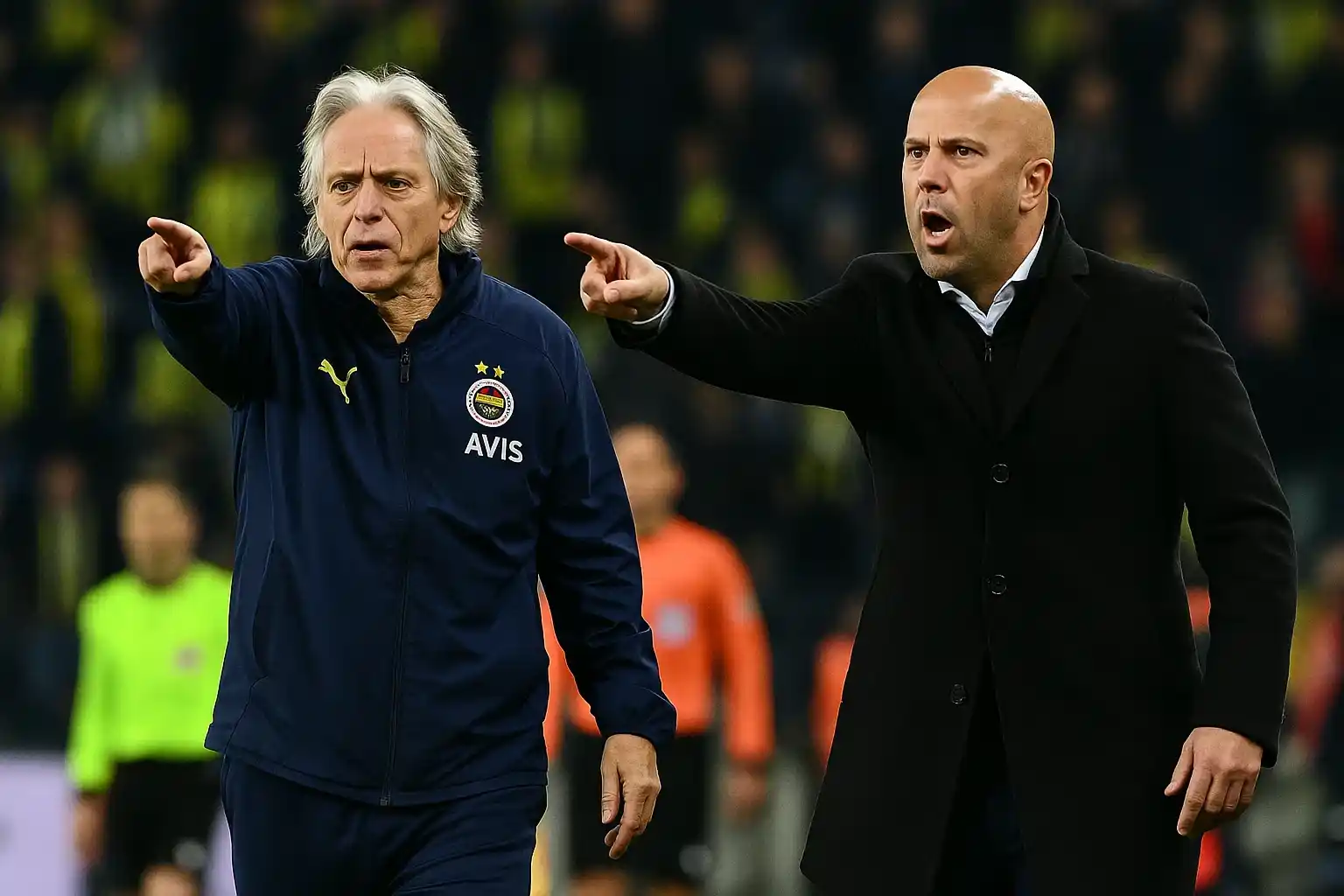 HLV hai đội chỉ đạo chiến thuật trong trận Fenerbahçe vs Feyenoord